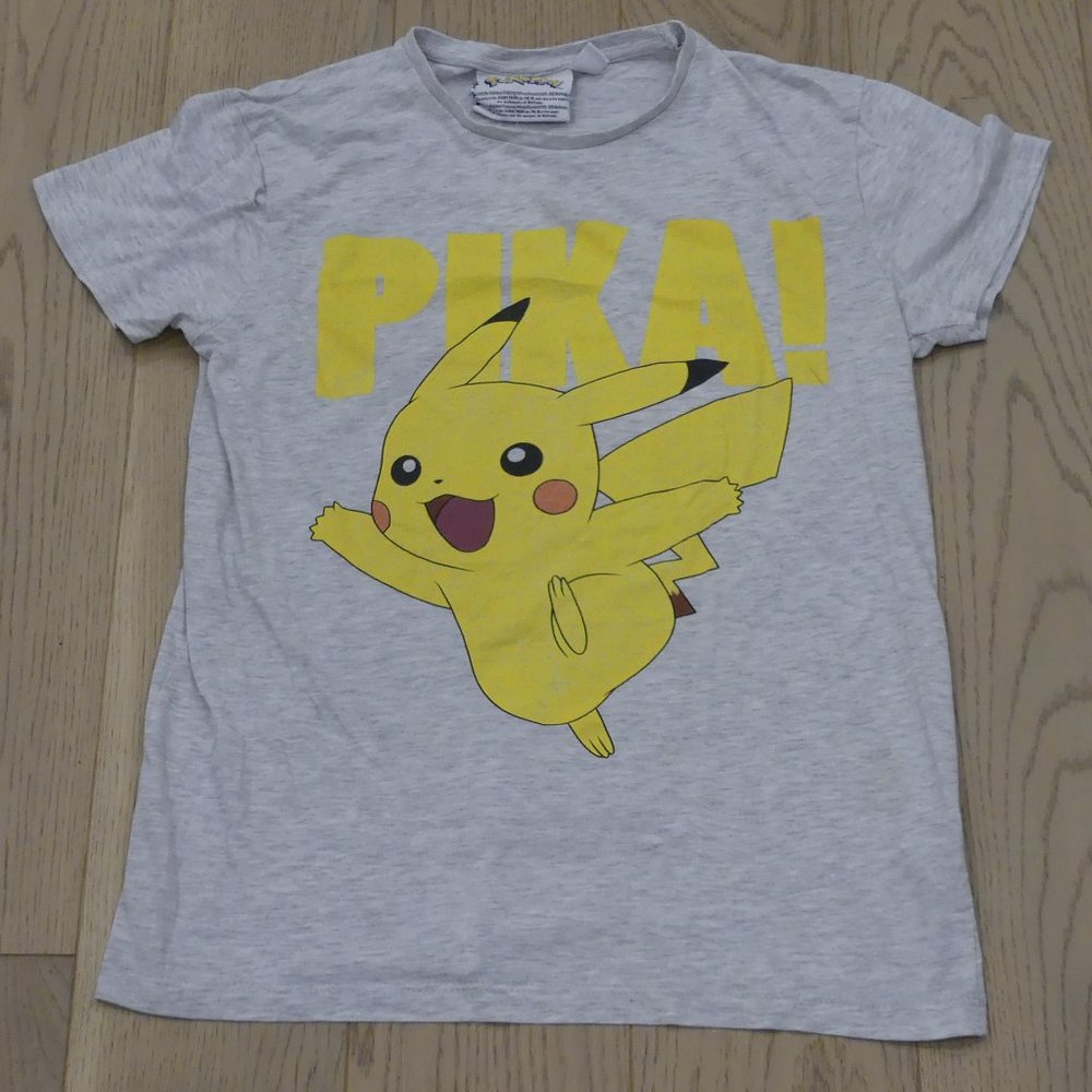 Pokemon 2016 Bioworld Europe Pikachu Pika Grey Small T-Shirt - Picture 1 of 5